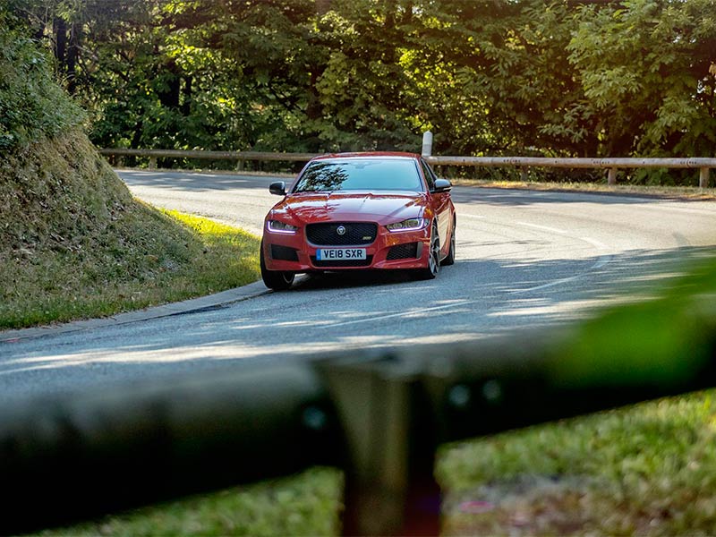 جاكوار XE تسجل إنجازاً جديداً على حلبة سباقات منسية في فرنسا